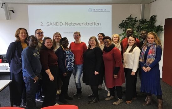 SANDD-Team und DAAD (v.l.n.r./v.h.n.v.): Kristina Peuschel (UA), Gerda-Elisabeth Wittman (UNAM), Uljana Schöneberg (UA), Nicole Abdinghoff (UNAM), Elke Hanusch (DAAD), Veronika Schilling (DAAD), Kodja Hola Fambi (UPB), Aqtime Gnouléléng Edjabou (UK), Massimlawe Harakawa (UK), Laura Kiefer (UPB), Elizabeth Waithaka (KU), Sandra Ballweg (UPB), Lorna Okoko (KU), Tamara Zeyer (UA), Julia Schwarzenberger (DAAD)